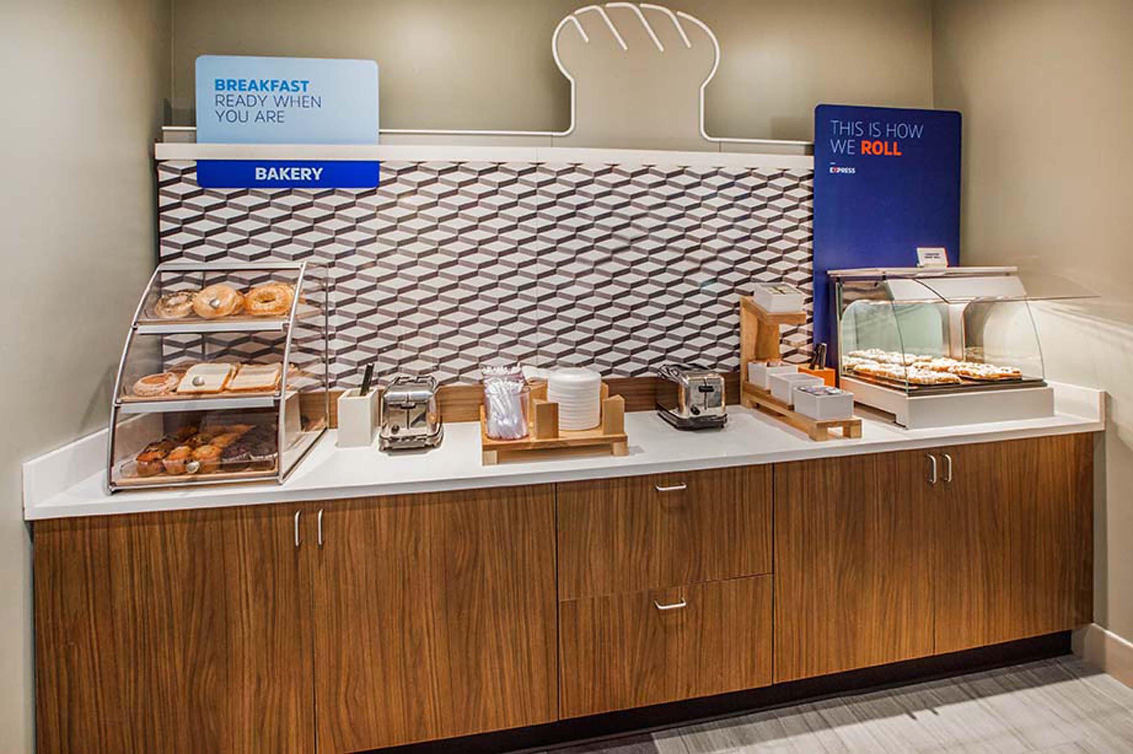 Holiday Inn Express Hotel & Suites Norfolk Airport By Ihg Exterior foto